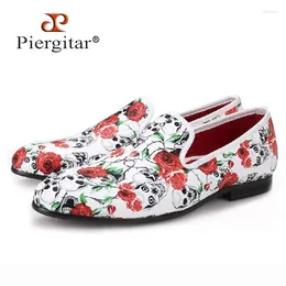 Casual Shoes Piergitar 2024 Style Skull And Flowers Prints White Colour Men Fashion Smoking Slipper Wedding Party Men's Loafers