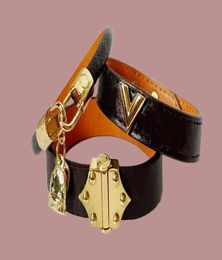 Luxury Designer Jewelry Women Leather Bracelet with Heart Lock Hardware Charm PU Bracelets Four Leaf Flower Pattern Gold Bag Penda2554875