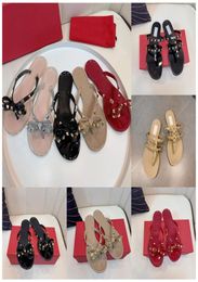 Women Jelly Sandals Designer Flip Flops Slippers For Women Rivet Platform Slide Lady Beach Studded Flats Heels Slides Fashion Rubb2600223