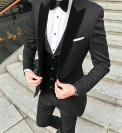 New Designer Black Groom Tuxedos Mens Wedding Suits Velevt Peaked Lapel Man Blazer Jackets Three Pieces Groomsmen Evening Prom Par9917999