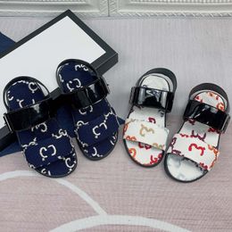 Kids Sandals 디자이너 브랜드 어린이 신발 신발 여자 패션 단순한 어린이 야외 캐주얼 신발