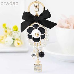 Key Rings Luxury Pearl Oil Camellia Bow Tie Car Key Chains Women Bag Handbag Pendants Bottle Keychain Gift Jewellery 240412