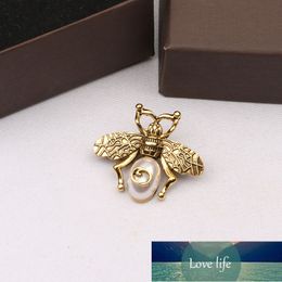 Top New Retro Pearl Letter Bee Brooch Suit Coat Clothing Accessories Pin