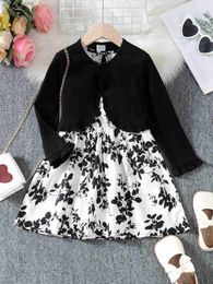 Vestidos de menina 2-7 anos Garota de menina 2pcs Conjunto de roupas preto sobretudo de malha preto+estampa floral com mangas mangas moda estilo pessoal desgaste y240412y240417skl0