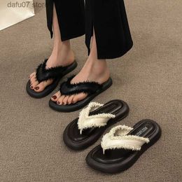 Slippers Internet famous white thick soled anti slip herringbone slippers for womens outerwear 2023 new summer fashion matching skirt super hot cool H240412