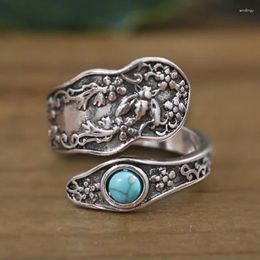 Cluster Rings Vintage Round Blue Stone Inlaid Open For Women Retro Flower Insect Personality Design Ladies Hand Ornament Jewelry