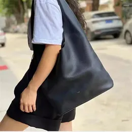 Shopping Bags 2024 Niche Design Portable Bucket Bag Leather Holder Extra Large Capacity Retro Minimalist Temperament Women's