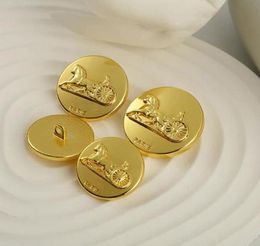 Metal Letter Carriage Buttons Diy Sewing Letters Button for Coat Shirt Sweater High Quality 18202223mm7285400