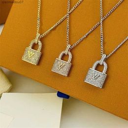 Pendant Necklaces Classic Titanium Steel Lock Necklace Ladies Gold and Sier Alphabet Gift for Girlfriend Weddings Set with Diamond Designer Jewelry Does Not FadeL2