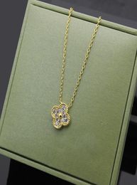 Womens Luxury Designer Buckle Full Diamond Necklace Fashion Single Flower Fourleaf Clover Cleef Pendant Necklaces 18K Gold Neckla9080410