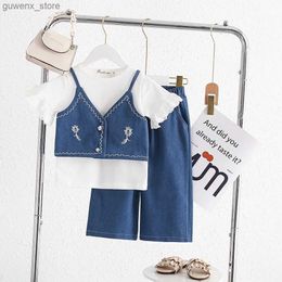 Clothing Sets 2024 Baby girls summer short-sleeved lace T-shirt + floral denim suspenders + pants 3pcs clothes suits Y240412