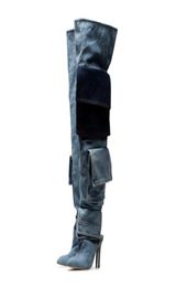 Botas de jeans de joelho da moda Sapatos jeans pontiagudos para mulheres bolso de bolso no salto fino Banquete de pista moderna Banquete longo BOTA7425793