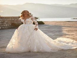 Charmig Beach A Line Wedding Dresses for Bride Women Boho Plus Size Long Sleeves Lace Flowers Sheer Jewel Neck Backless Court Trai8720963