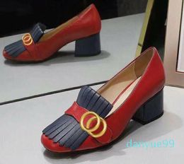 2024 Moda Tekne Ayakkabı Tasarımcı Elbise Ayakkabı Yüksek Topuklu Kadın Parti Ayakkabı Klasik Orta Topuklu Kadın Deri Kalın Topuk Yuvarlak Kafa Metal Düğme Püskülleri Büyük Boyut