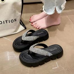 Woman Trend Rhinestone Flipflop Slippers Thick Soles Outdoor Wear Fashionable Beach Shoes Indoor Anti Slip Sandals 240412