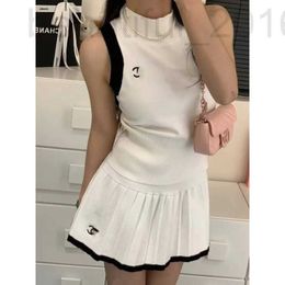 Two Piece Dress designer Xiao Xiang Embroidery Set is a simple and elegant style that looks great when worn casually. 3IFQ
