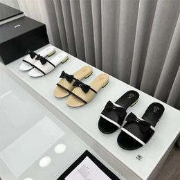 2024 designer sandali femminili sandali estivi spiaggia di lusso di lusso di lusso scarpe piatta casual arco da donna due pantofole