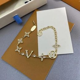 Advanced Bracelet Versatile High Beauty High Sense Fashionable and Trendy Couple Bracelet Luxury Designer Ladies Bracelet Gold Silver Fashion Letter Pendant