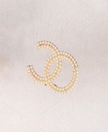Luxury Designer brand letter Brooches Inlaid High Quality Pearl Rhinestone Brooch womens 18K gold plated women wedding Broochs Tre8200402