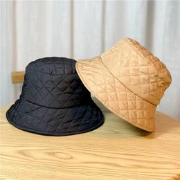 Berets Autumn Winter Warm Fisherman Hat Korean Version Bucket Cap Unisex Ultra Light Down Cotton Rhombus Grid Sunscreen Outdoor Caps