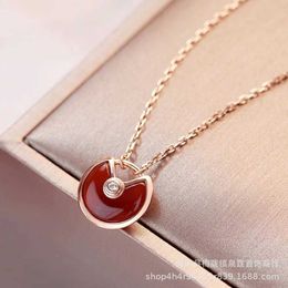 Cards circular amulet necklace with niche design light luxury and fashionable high end Fritillaria accessories collarbone chain