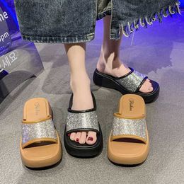 Slippers for women to wear in summer thick soled sponge cake a niche high-end feel 2024 new beach French evening breeze stunning cool slippers H240412