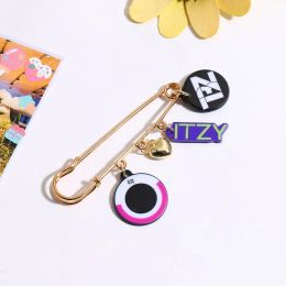 4pcs/Set Pins ATEEZ TWICE TREASURE ITZY ASTRO The Boyz (G)I-DLE StrayKids Brooches INS Korean Style Bag Accessories Fans Gift