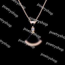 Pendant Necklaces Jewelry Custom Rose Gold Small Skirt Necklace Needlework Chalcedony White Fritillaria Inlaid Diamond Collarbone