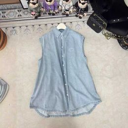 Frauenwesten Designer KK2024 Neues Produkt auf den Markt für Denim -Hemdjacke aus Baumwollmaterial Hellblau Modisch N859