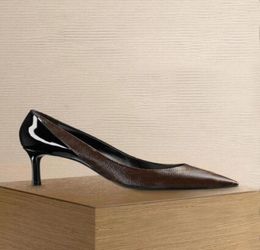 Mulheres bombas designer de luxo Sandália deslize em sapatos pontudos de feminina sandálias de slingback de salto alto de couro genuíno CHERIE 3428044521