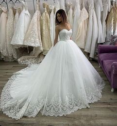 Vintage Strapless Ball Gown Lace Wedding Dresses with Bow Tie Appliques Court Train Tulle Wedding Bridal Gowns