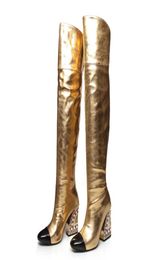 Золотые бедро высокие ботинки Crystal Long Boot Подличный кожаный рыцарь -сапоги High Corky Heel на коленях обувь женщина1424650