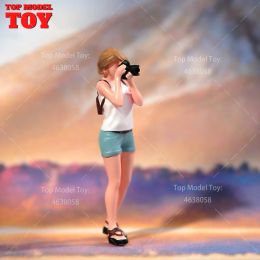 Painted Miniatures 1/64 1/43 1/87 Girl Take Photo with A Camer Female Scene Figure Dolls Unpainted Model For Cars Vehicles Toy