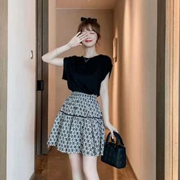 huangSweet and age reducing set skirt 2024 new short sleeved T-shirt floral half skirt temperament goddess style two-piece set