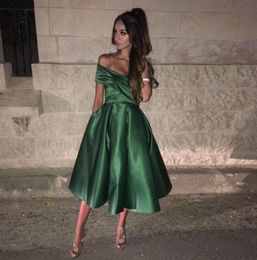 Elegant Dark Green Short Prom Dresses Off Shoulder Ruched Elastic Satin Tea Length Puffy Short Homecoming Dresses Cocktail Party D2921096