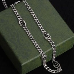 Sier New Necklace Designer Progettato specificamente per la collana di fascino del temperamento maschile femminile può essere inviato in famiglia per inviare regali di fidanzamento delle feste di amici