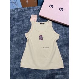 2024 Summer Short Sleeveless Designer MIU Kvinnors broderade brev ärmlös tank topp mode stereoskopisk brev kvinnors lim fit tank top864