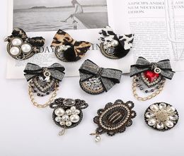 Pins Brooches Vintage Baroque Court Badge Brooch Leopard Fabric Knitting Bow Design Crystal Tassel Chain Coat Sweater Pin Accesso9692358