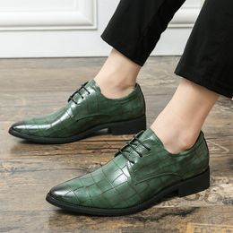 British Men's Pointed Green Patent Leather Shoes Designer Gentleman Oxfords Wedding Dress Prom Groom Footwear Zapatos Hombre