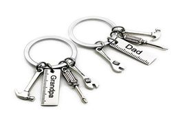 50pcslot novo aço inoxidável Dad Tools Keychain Vovô Hammer Chave de fenda Keyring Padre Gifts1 85 W28138780