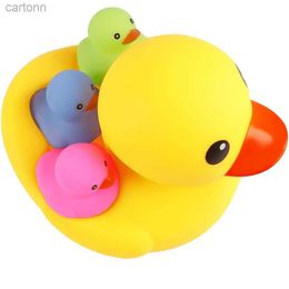 Bath Toys Bath Duck Toys 4Pcs Family Rubber Ducky Float Squeak Baby Toddlers Preschool Bathtub Shower Toy 240413