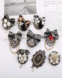 Pins Brooches Vintage Baroque Court Badge Brooch Leopard Fabric Knitting Bow Design Crystal Tassel Chain Coat Sweater Pin Accesso8507080