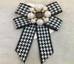 Stylish Bow Brooch With Pearl Bowknot Brooches Pins Jewelry Accessory Wedding Costume Decoration1216310