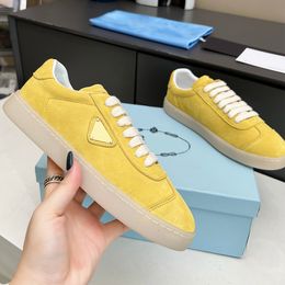 Designer Solid Color Couple Casual Sports Shoes Metal Logo Lane Leather Sports Shoes Minimalist Style Sports Personality Vintage Style Flat Board Shoes Sizes 35-45