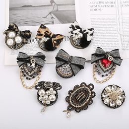 Pins Brooches Vintage Baroque Court Badge Brooch Leopard Fabric Knitting Bow Design Crystal Tassel Chain Coat Sweater Pin Accesso8825557