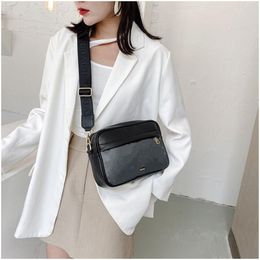 Women Messenger Bags Brand Men's Handbags Postman bags spring fashion show functional and practical one-shoulder bag298k