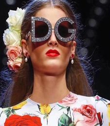 Sunglasses 2022 Trend Letter Female Oversized Sun Glasses Women Spray Paint Diamond Frame Flash Shades Eyeglasses9896099