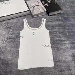 2024 MIU Sommer Kurzärmlerde Designerinnen ärmellose Tanktop Miu Mode Frauen Tanktoper schwerer Handwerkskunst Eingelgte Diamond Strick -Weste 497 773