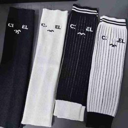 Socks & Hosiery Designer European Fashion Trend Minimalist Letter Stripes Solid Black And White Vertical Patterns High Elasticity Soft Pile Up Socks Sock Sleeves MT1