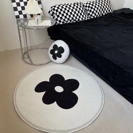 Carpets Black And White Simple Floral Round Carpet Balcony Bedroom Decorative Closet Mat Anti-slip Mini